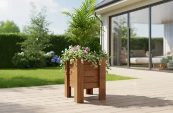 Teras zemininde duran, çeşitli bitkilerle dolu kare formlu ceviz renkli ahşap saksı avantajları ve doğal görünümü.