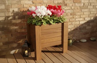 Kış mevsiminde ahşap saksı avantajları sayesinde korunan ve yalıtımı sağlanan bitkiler.