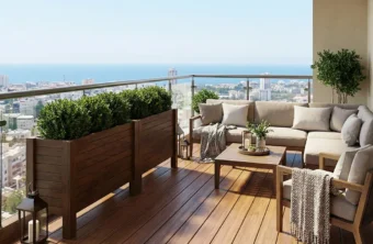 Ahşap saksı düzenleme fikirleri ile tasarlanmış, deniz manzaralı balkonda Dora Long saksılar ve bej köşe koltuk takımı.