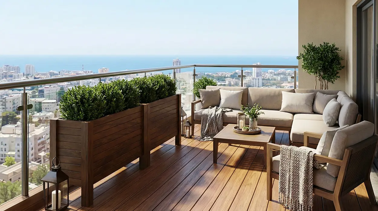 Ahşap saksı düzenleme fikirleri ile tasarlanmış, deniz manzaralı balkonda Dora Long saksılar ve bej köşe koltuk takımı.