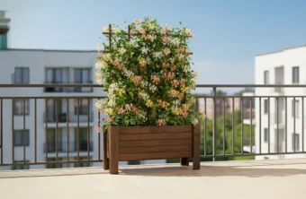 Dikey ahşap saksı içinde büyüyen sarılıcı bitkiler ve destek kafesi.