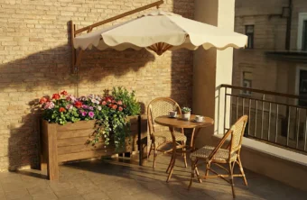 Balkon dekorasyonunda kullanılan dikdörtgen Dorapot ahşap saksı modelleri ve rengarenk çiçekler.