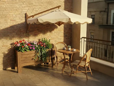 Balkon dekorasyonunda kullanılan dikdörtgen Dorapot ahşap saksı modelleri ve rengarenk çiçekler.