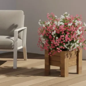 Ahşap deck zemin üzerinde pembe ve beyaz çiçeklerle dolu kare model ideal ahşap saksı seçimi örneği.