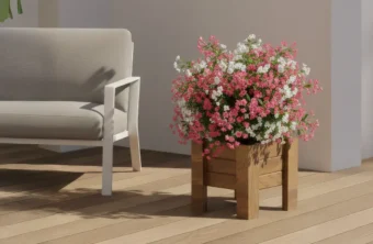 Ahşap deck zemin üzerinde pembe ve beyaz çiçeklerle dolu kare model ideal ahşap saksı seçimi örneği.