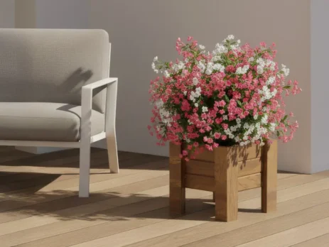 Ahşap deck zemin üzerinde pembe ve beyaz çiçeklerle dolu kare model ideal ahşap saksı seçimi örneği.