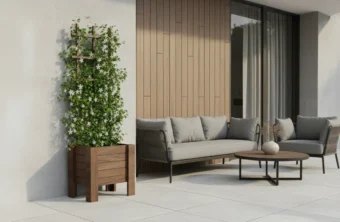 Küçük balkonda dikey bahçe oluşturan bitki destekli ahşap saksı modeli.