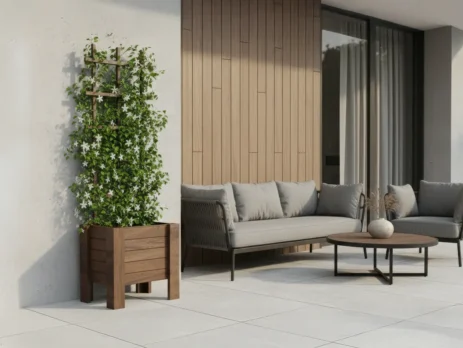 Küçük balkonda dikey bahçe oluşturan bitki destekli ahşap saksı modeli.